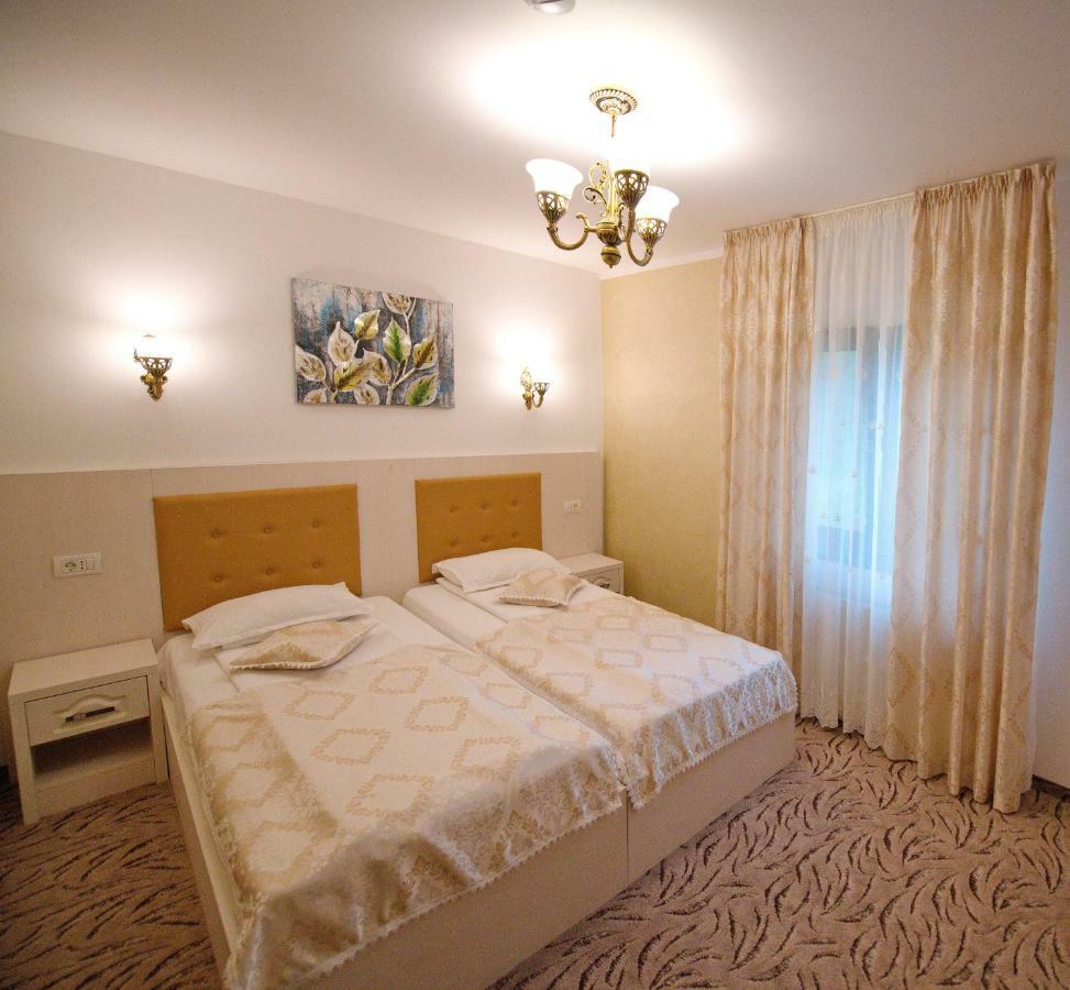 Pensiunea Ianis Piatra Neamţ Buitenkant foto